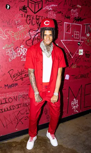 NLE Choppa’s Outfit in Dickies Shirt, Supreme Sneakers & New Era Cap (2022)