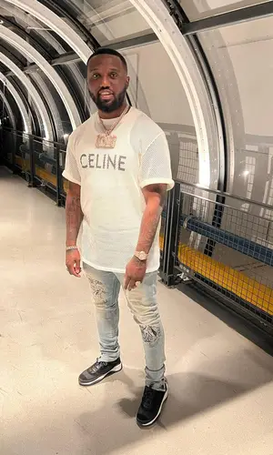 Headie One wearing Een-Tweetje jeans