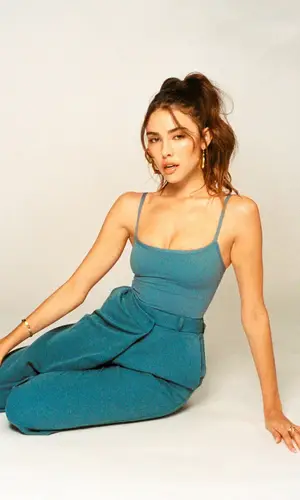 Madison Beer’s Outfit in 8 by Yoox Suit & Cartier Jewelry (2021)