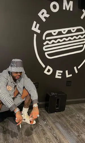Dave East wearing Thomas Lane hat
