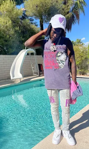 2KBABY’s Outfit in Valabasas T-Shirt, Homme + Femme Jeans & Nike Sneakers (2022)