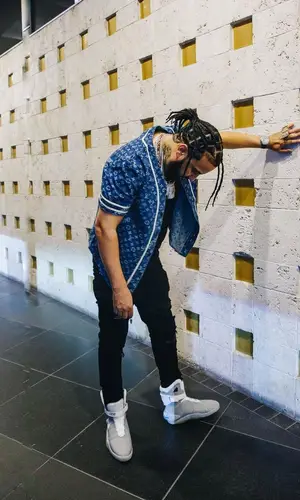 French Montana’s Outfit in Supreme Jersey, Amiri Jeans & Louis Vuitton (2022)