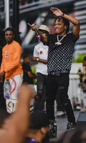 B Lovee’s Outfit in Louis Vuitton T-Shirt, Amiri Jeans & Dior Sneakers (2022)