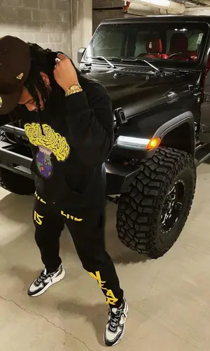 1800Tommy wearing New Era cap