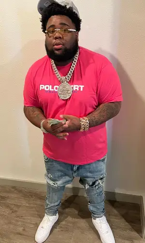 Rod Wave’s Outfit in Ralph Lauren T-Shirt, Cartier Eyewear & Von Dutch Cap (2022)
