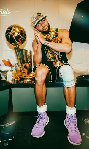 Stephen Curry’s Outfit in Nike Shorts, Under Armour Sneakers & New Era Cap (2022)