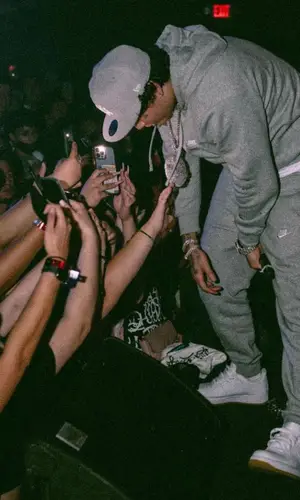 OhGeesy’s Outfit in Nike Hoodie & New Era Cap (2022)