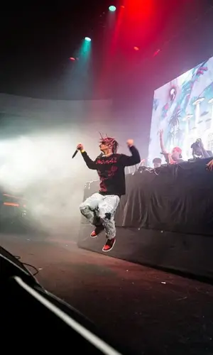 Kashdami’s Outfit in Capsules Sweater, Nike Sneakers & B.B. Simon Belt (2022)