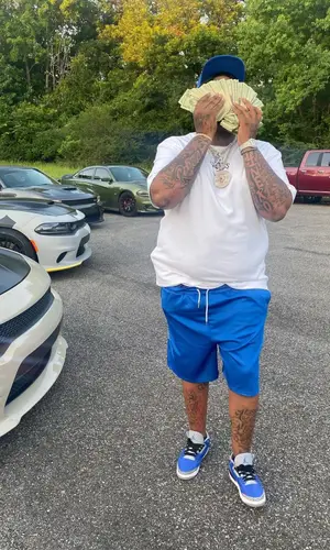 Big Yavo’s Outfit in Tulones T-Shirt, Jordan Sneakers & Chrome Hearts Cap (2022)
