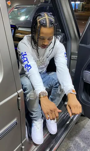Pressa’s Outfit in Gallery Dept. T-Shirt, Amiri Jeans & Nike Sneakers (2022)