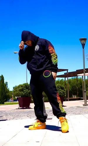 El Alfa El Jefe’s Outfit in Chrome Hearts Hoodie, Nike Sneakers & Off-White (2022)