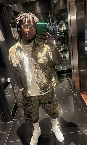 Jacquees wearing Nike sock