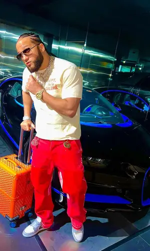 El Alfa El Jefe’s Outfit in Gallery Dept. T-Shirt, Nike Sneakers & Goyard Bag (2022)