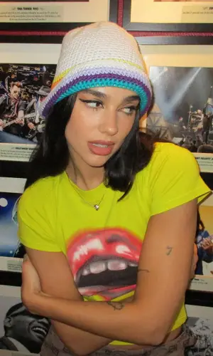 Dua Lipa’s Outfit in Mowalola T-Shirt, Balenciaga Sneakers & Loewe Hat (2022)