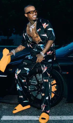 Tory Lanez’s Outfit in Nahmias Shirt & Bottega Veneta Sandals (2022)