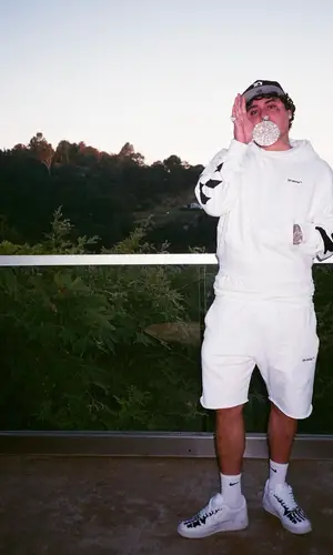 OhGeesy’s Outfit in Off-White Hoodie, New Era Cap & Nike Socks (2022)