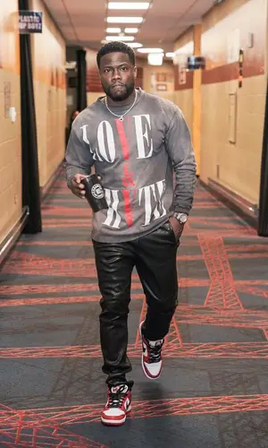 Kevin Hart wearing Vlone t-shirt