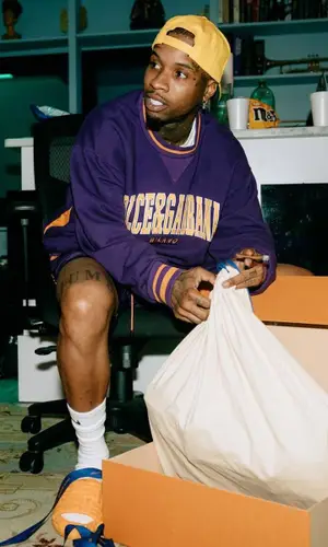 Tory Lanez’s Outfit in Dolce & Gabbana Sweatshirt, Rhude Cap & Nike Socks (2022)