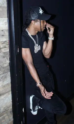 Pressa’s Outfit in Polo Ralph Lauren T-Shirt, Converse Sneakers & Amiri Cap (2022)