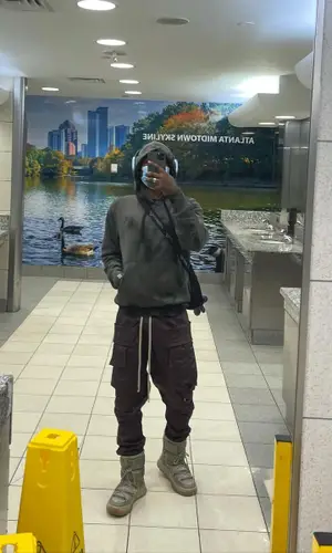 HVN wearing Psychworld bag
