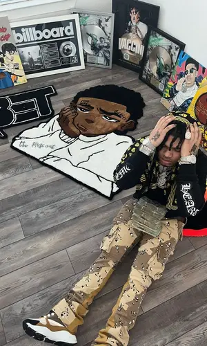 No Cap’s Outfit in Chrome Hearts T-Shirt, Valabasas Jeans & Alexander McQueen Scarf (2022)