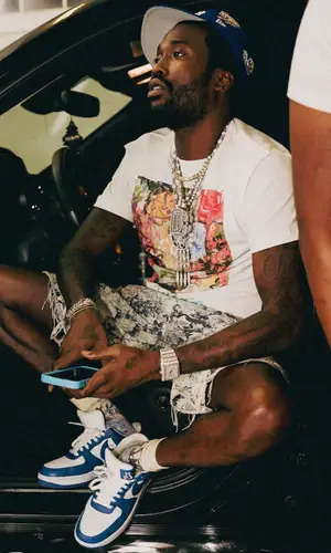 Meek Mill’s Outfit in Louis Vuitton T-Shirt & Nike Sneakers (2022)