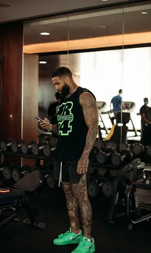 Odell Beckham Jr’s Outfit in Louis Vuitton T-Shirt, Rick Owens Shorts & Bottega Veneta Hat (2022)