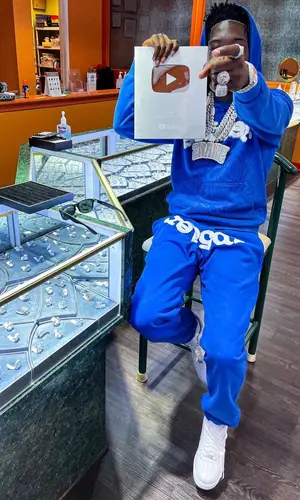 2Rare’s Outfit in Spider Worldwide Hoodie, Nike Sneakers & Ray-Ban Eyewear (2022)