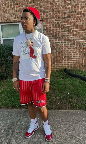Lil Gotit’s Outfit in Supreme T-Shirt, Jordan Sneakers & Hanes Socks (2022)