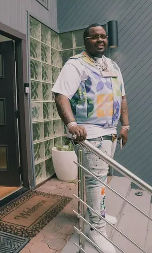 Sean Kingston wearing Nike sneakers