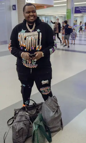 Sean Kingston wearing Goyard bag