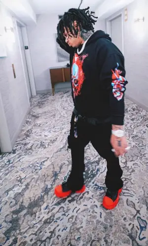 No Cap’s Outfit in Vlone Hoodie, Valabasas Jeans & Versace Belt (2022)
