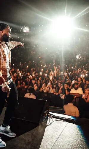 Kevin Gates wearing Louis Vuitton belt