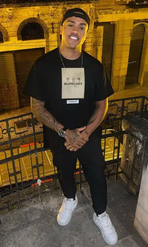 MC Davi wearing Burberry t-shirt