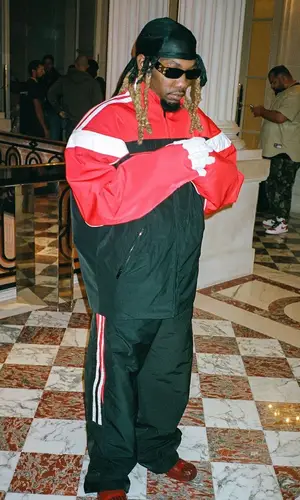 Offset wearing Supreme glov