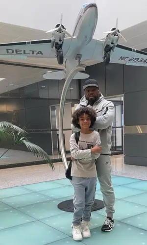 50 Cent’s Outfit in Nike Hoodie, Dior Sneakers & New Era Cap (2022)