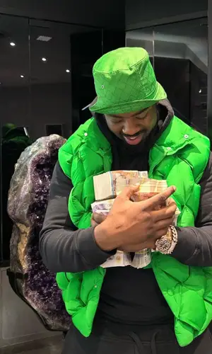 Tion Wayne’s Outfit in Stone Island Hoodie & Bottega Veneta Hat (2022)