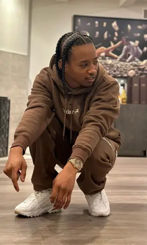 Pressa’s Outfit in Sinclair Hoodie, Nike Sneakers & Drake Merch (2022)