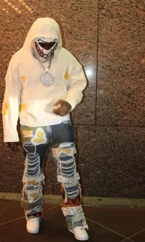 EST Gee’s Outfit in Who Decides War Sweater, Nike Sneakers & De Chief  Hat (2022)