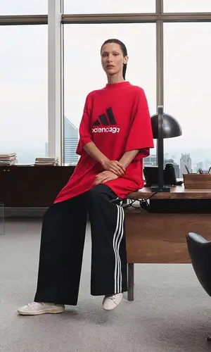 Bella Hadid’s Outfit in Adidas T-Shirt & Balenciaga (2022)