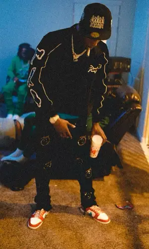 Lil Double 0’s Outfit in Pimperelli Suit, Nike Sneakers & LeBron James Merch (2022)