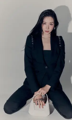 Tiffany Young’s Outfit in Alexander McQueen Jewelry (2022)