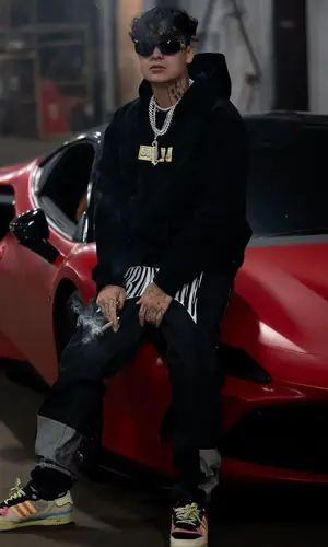 El Aleman wearing Supreme hoody
