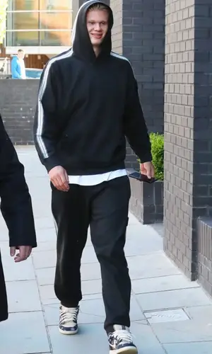 Erling Haaland wearing Nike sneakers
