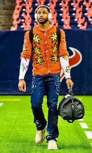 Donovan Peoples-Jones wearing Balenciaga sneakers