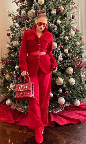 Jennifer Lopez’s Outfit in MaxMara Jacket, Valentino Garavani Bag & Amavii Eyewear (2022)