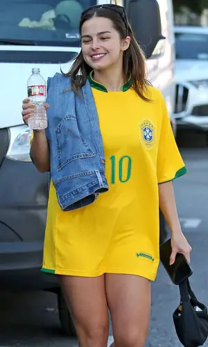 Addison Rae’s Outfit in Nike T-Shirt, Prada Bag & Givenchy Eyewear (2022)