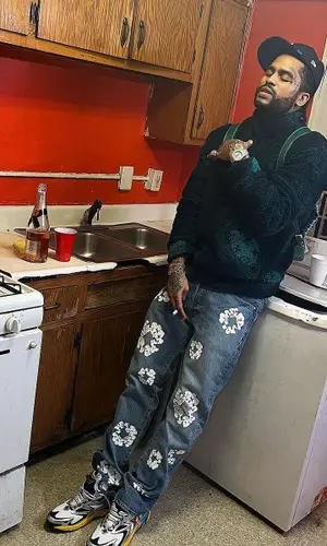 Dave East wearing New Era cap