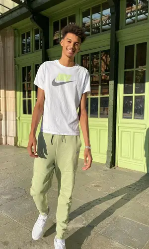Victor Wembanyama wearing Nike t-shirt