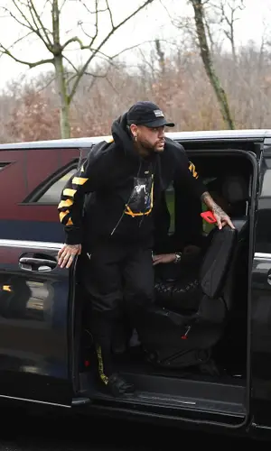 Neymar’s Outfit in Off-White Hoodie, Puma Pants & Suicoke Sandals (2022)